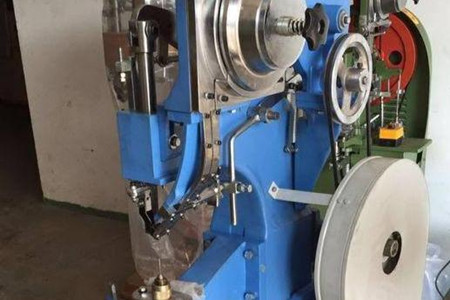 購買氣液增壓鉚釘機時主要看哪些方面？