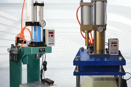 鉚釘機(jī)氣液增壓缸的特點(diǎn)、選型及應(yīng)用使用事項(xiàng)