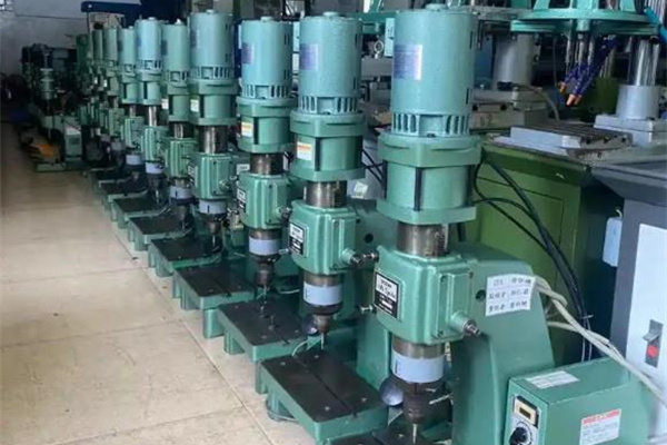 鉚釘機(jī)如何調(diào)整壓力？碩峰這樣說(shuō)！