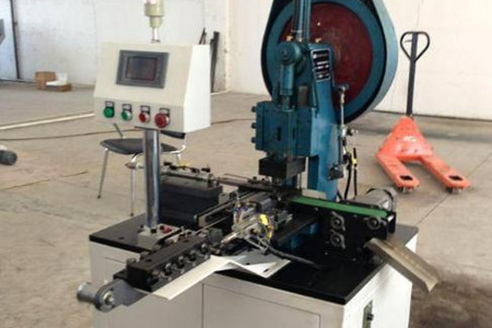 全自動送料鉚釘機添加物料時需注意哪些？