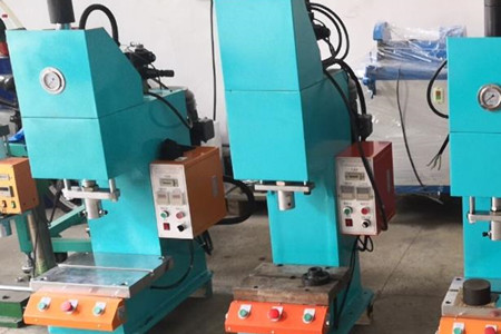 如何判斷一家自動(dòng)鉚釘機(jī)廠家實(shí)力強(qiáng)不強(qiáng)？