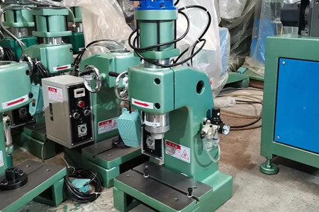 氣動(dòng)鉚釘機(jī)供應(yīng)商哪個(gè)靠譜？推薦碩峰！