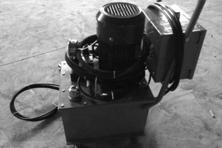 購(gòu)買氣液增壓鉚釘機(jī)時(shí)注意哪些？