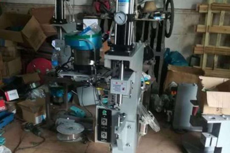 哪些因素會影響實心鉚釘機的價格？