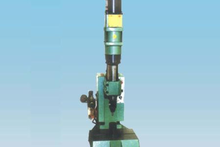 國(guó)內(nèi)有哪些信譽(yù)比較好的鉚釘機(jī)廠家？